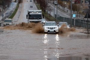 Yollar g&ouml;le d&ouml;nd&uuml;: S&uuml;r&uuml;c&uuml;ler zor anlar yaşadı