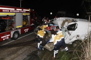 Bursa'da feci kaza! Minib&uuml;s, TIR'la &ccedil;arpıştı: 1 &ouml;l&uuml;