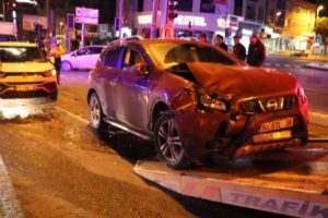 Ehliyetsiz gen&ccedil; s&uuml;r&uuml;c&uuml; kaza yaptı: 2 yaralı
