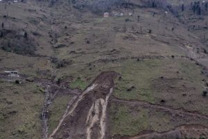 Heyelan fındık bah&ccedil;esini yok etti