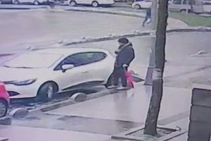 İstanbul'da "pembe şemsiyeli hırsız" kamerada