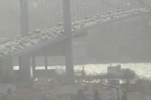 İstanbul'da k&ouml;pr&uuml; trafiğini kilitleyen kaza