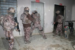 Polis tarım iş&ccedil;isi olup eli kanlı &ccedil;eteyi &ccedil;&ouml;kertti