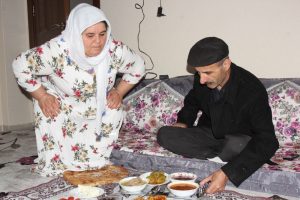 6 ay &ouml;m&uuml;r bi&ccedil;ilen eşine 8 yıldır g&ouml;z&uuml; gibi bakıyor