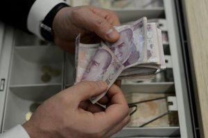 Hesabından &ccedil;alınan 25 bin lirayı bankalardan aldı