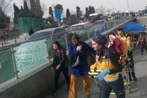 Metrob&uuml;s duraktaki yolcuya &ccedil;arptı