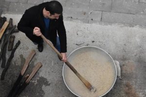 Erkeklerin yaptığı 'Horozlu keşkeği' kadınlar yedi