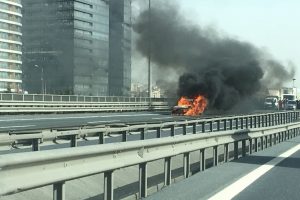 TEM'de seyir halindeki otomobil alev alev yandı