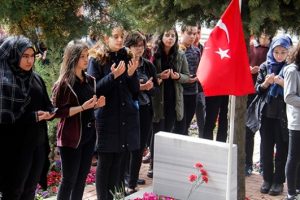Bursa'da lise &ouml;ğrencileri şehitleri unutmadı