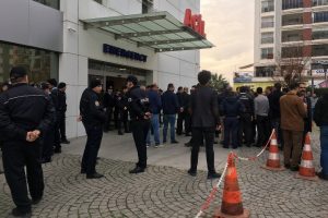 G&ouml;zaltı i&ccedil;in gelen polise saldırdılar
