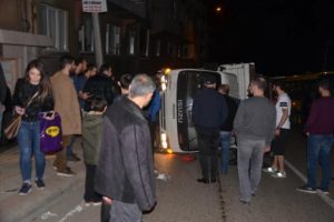 Bursa'da kaza yapan iki genci, mahalleli darp etti