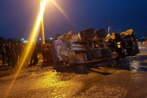 Beton pompası ile tır &ccedil;arpıştı: 2 yaralı