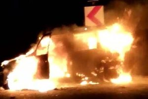 Otomobil alev aldı: 2'si &ccedil;ocuk 5 kişi yaralı