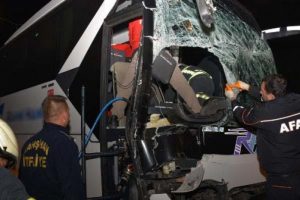 Yolcu otob&uuml;s&uuml; TIR'a &ccedil;arptı: 1 &ouml;l&uuml;, 1 yaralı