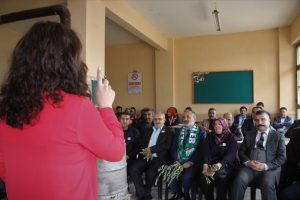 Bursa'da k&ouml;y kahvesinde kadına şiddet eğitimini p&uuml;r dikkat dinlediler