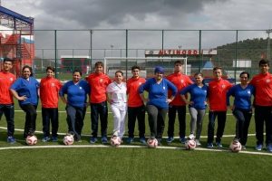 Gen&ccedil; futbolcular, kadın &ccedil;alışanlarla sahada