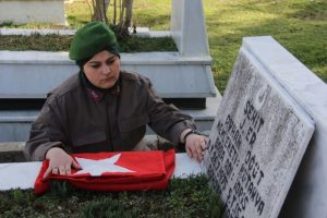 &Uuml;niversiteli gen&ccedil;lerden Afrin şehitlerine işaret diliyle 'G&uuml;l&uuml;mse Anne'