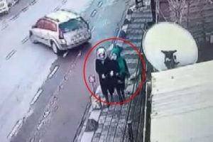 Yolda y&uuml;r&uuml;yen iki gen&ccedil; kız kıl payı &ouml;l&uuml;mden d&ouml;nd&uuml;