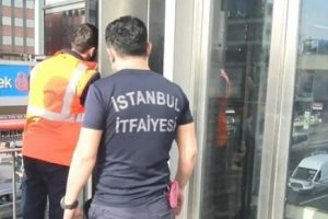 Metrob&uuml;s asans&ouml;r&uuml; arıza yaptı, 12 kişi mahsur kaldı