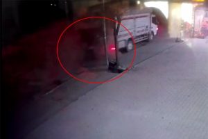 Polisten ka&ccedil;an ş&uuml;phelilerin kaza anı kamerada