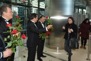 Genel M&uuml;d&uuml;r kadın &ccedil;alışanları smokinle karşıladı