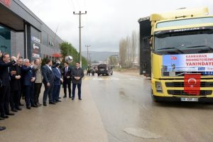 Bursa iş d&uuml;nyası 6 TIR dolusu yardım malzemesini Kilis'e uğurladı