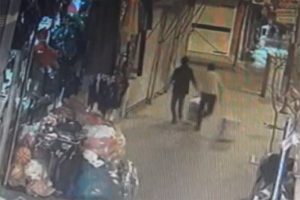 İş yerine giren hırsızı pusu kurarak yakaladı