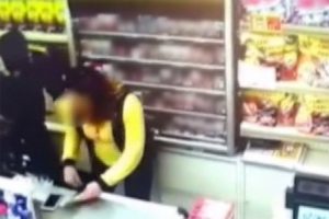 Kadın kasiyeri d&ouml;ve d&ouml;ve marketi soydular
