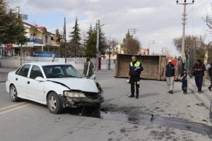 Otomobille kamyonet kafa kafaya &ccedil;arpıştı: 2 yaralı