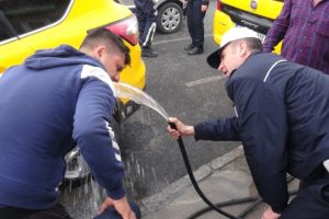 Polis &ouml;nce biber gazı sıktı, sonra y&uuml;zlerini yıkadı