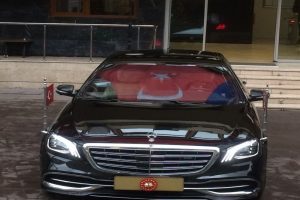 Erdoğan'ın makam aracına T&uuml;rk bayrağı yansıdı