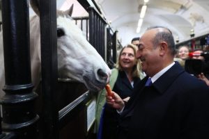 &Ccedil;avuşoğlu, Kraliyet Binicilik Okulu'nu ziyaret etti