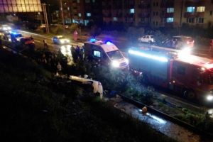 Otomobil 20 metreden &ccedil;akıldı: 1 &ouml;l&uuml;, 3 yaralı