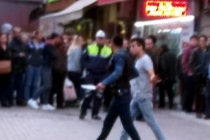 Bı&ccedil;akla &ouml;nce vatandaşlara sonra polise saldırdı