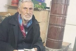 Umre i&ccedil;in para biriktirdi! Arkadaşı paraları sobaya attı