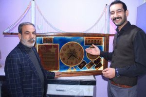 Yaptığı k&ouml;pr&uuml; maketini Cumhurbaşkanı'na ulaştırmaya &ccedil;alışıyor