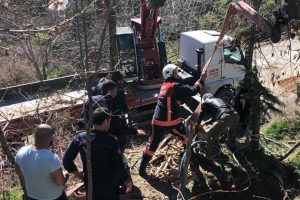 Kuyuya d&uuml;şen ineği itfaiye  kurtardı