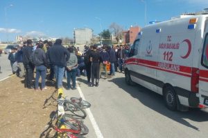 Ref&uuml;je &ccedil;arpan otomobil takla attı: 3 yaralı