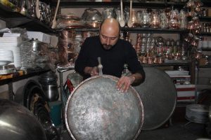 Paslı eşyaların arasında buldu, paha bi&ccedil;ilemiyor