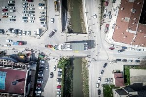 Bursa'da satılan gemiyi karayolundan y&uuml;r&uuml;tt&uuml;ler