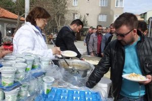 Kazayı  ucuz atlatınca bin kişiye pilav ayran ikramı yaptı