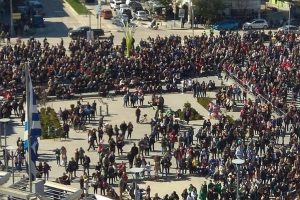 Tutuklu Yunan askerleri i&ccedil;in miting yaptılar
