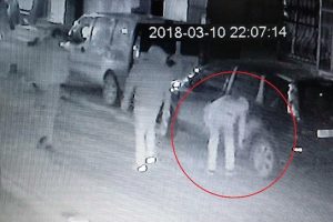 Ara&ccedil;ların lastiklerini keserken kameraya yakalandılar