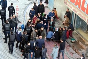 Van'da taşlı, sopalı ve bı&ccedil;aklı kavga: 6 kişi yaralandı