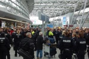 Ter&ouml;r yandaşları D&uuml;sseldorf Havalimanı'nda olay &ccedil;ıkardı