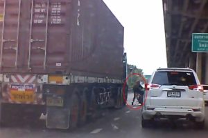 Motosikletli kamyonun altında can verdi