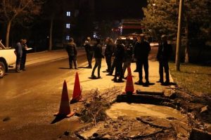 13 yaşındaki &ccedil;ocuk &ccedil;ukura d&uuml;şt&uuml;
