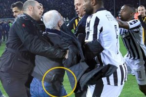 Gol iptal olunca başkan belinde silahla sahaya indi!
