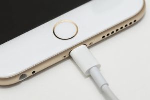 Apple iPhone'ların şarj kablosunu değiştiriyor!