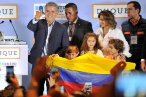 Farc'ın ilk kez katıldığı Kolombiya se&ccedil;imlerinde zafer barış anlaşması karşıtlarının oldu